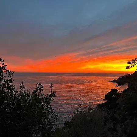 ⭑ Sea Views + Private Beach. What Else? ⭑ Apartman *
